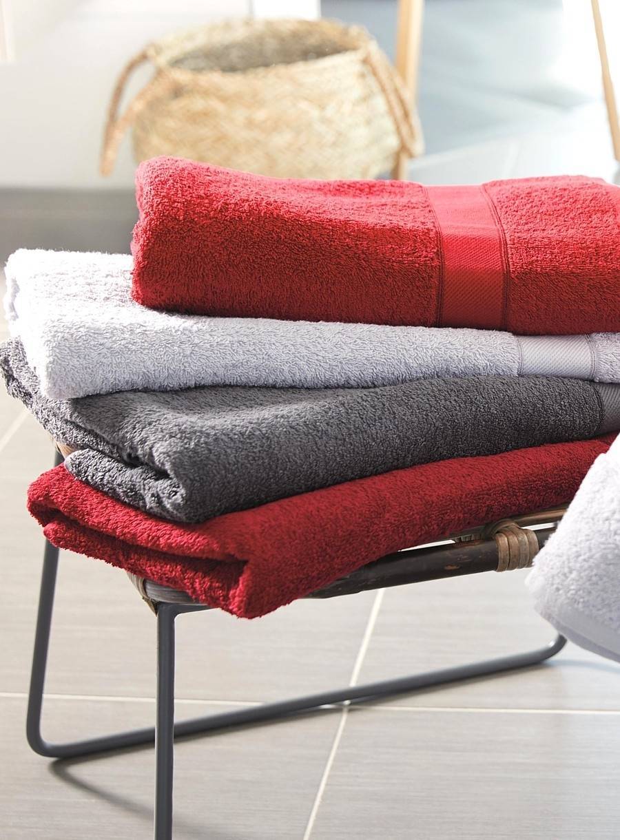 Ręcznik kąpielowy marki Myrtle Beach z zawieszką