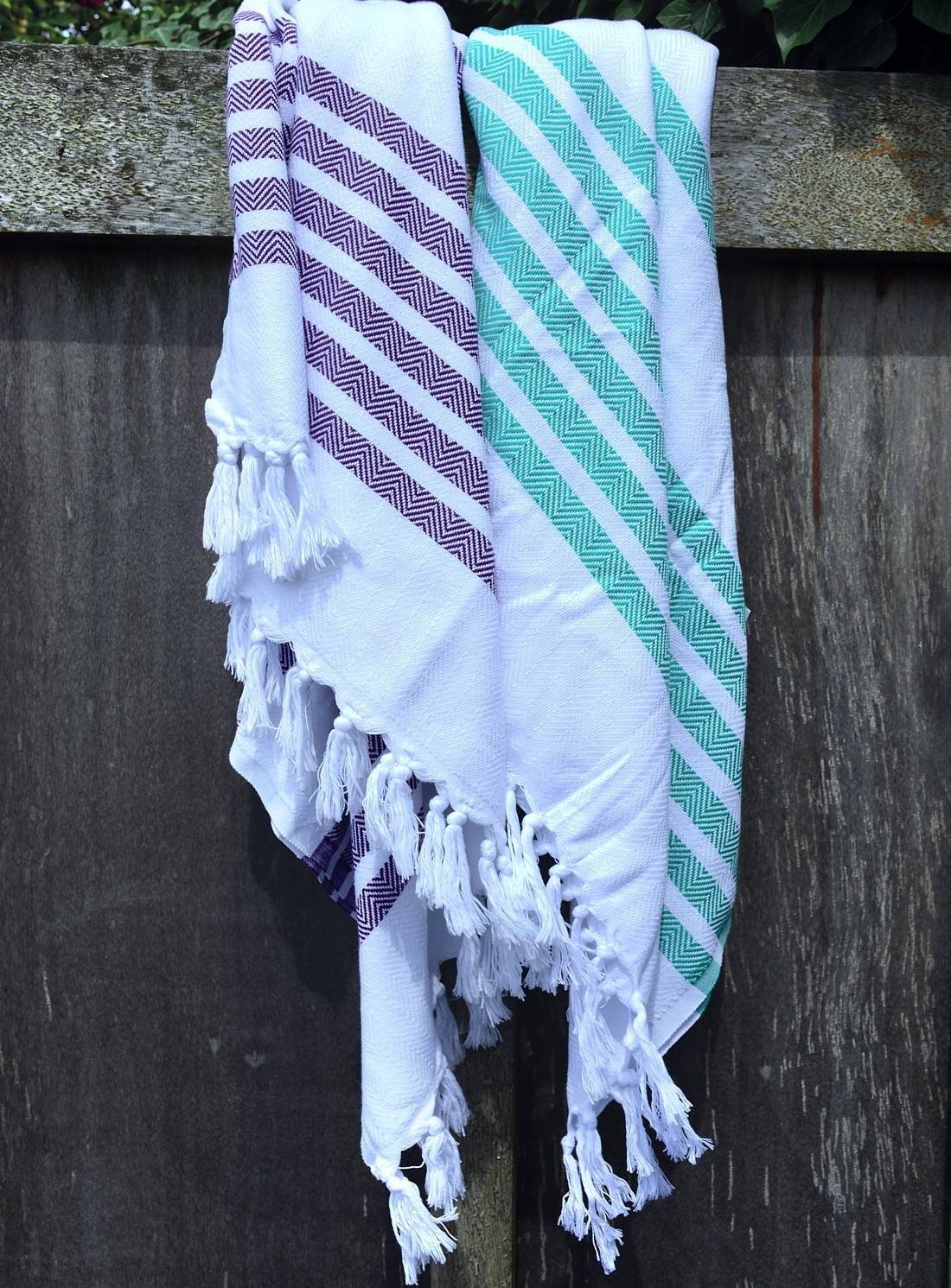Ręcznik z frędzlami i kolorowymi pasami z bawełny