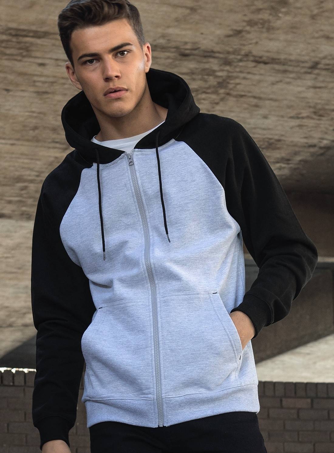 Rozpinana bluza bejsbolówka z dwuwarstwowym kapturem