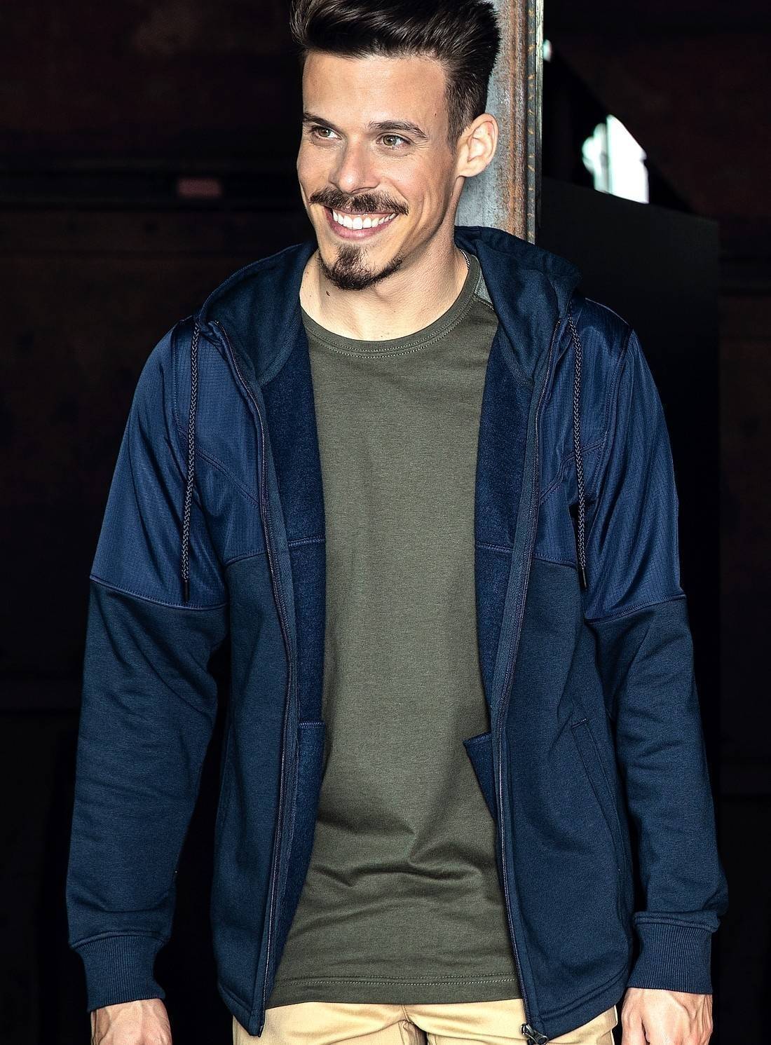 Rozpinana bluza z kapturem uszyta z kontrastowych materiałów