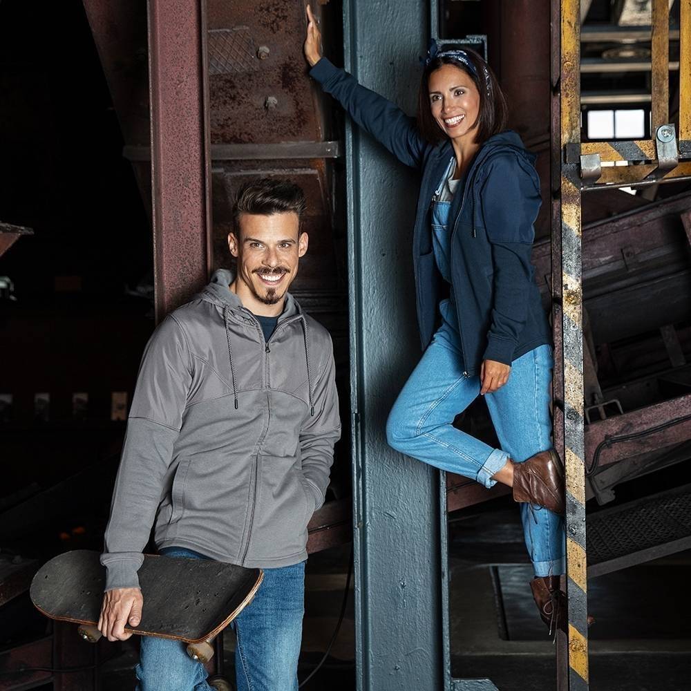 Rozpinana bluza z kapturem uszyta z kontrastowych materiałów