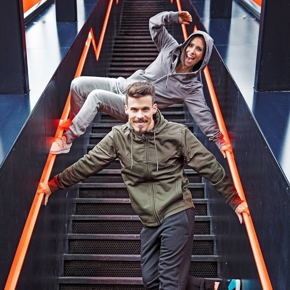 Rozpinana bluza z kapturem uszyta z kontrastowych materiałów