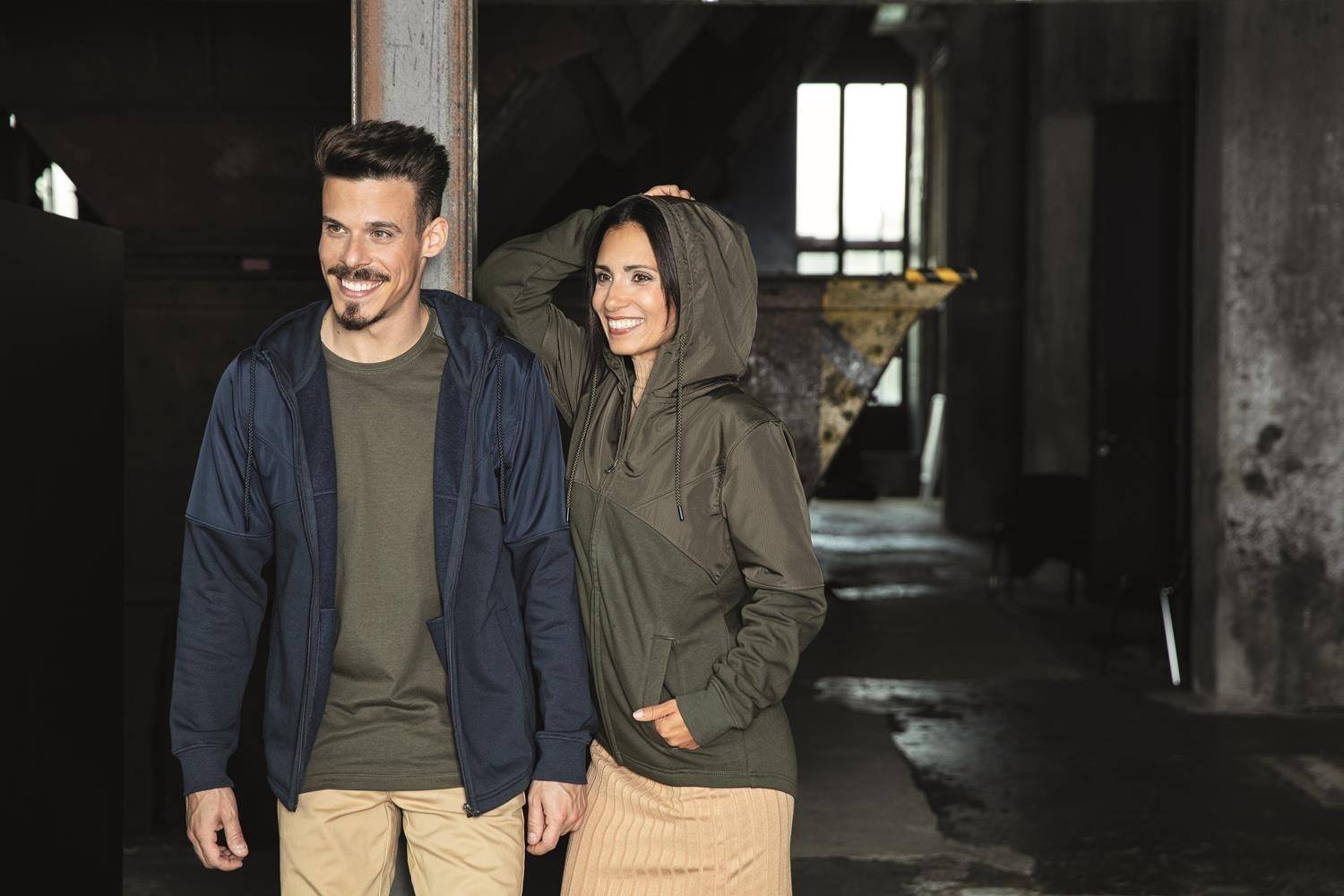 Rozpinana bluza z kapturem uszyta z kontrastowych materiałów