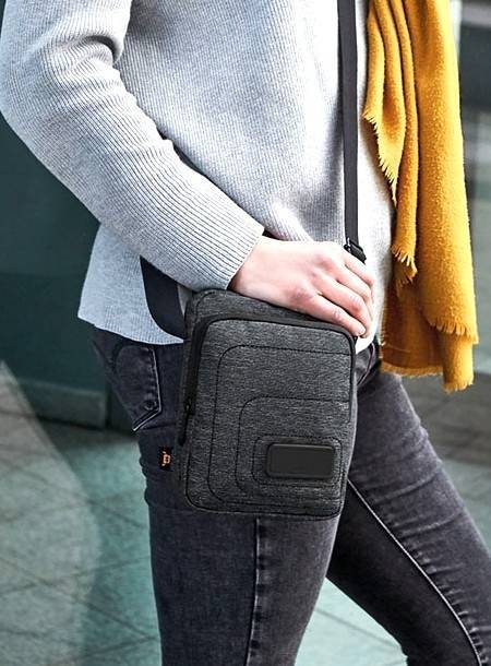 Saszetka z pasem na ramię Halfar