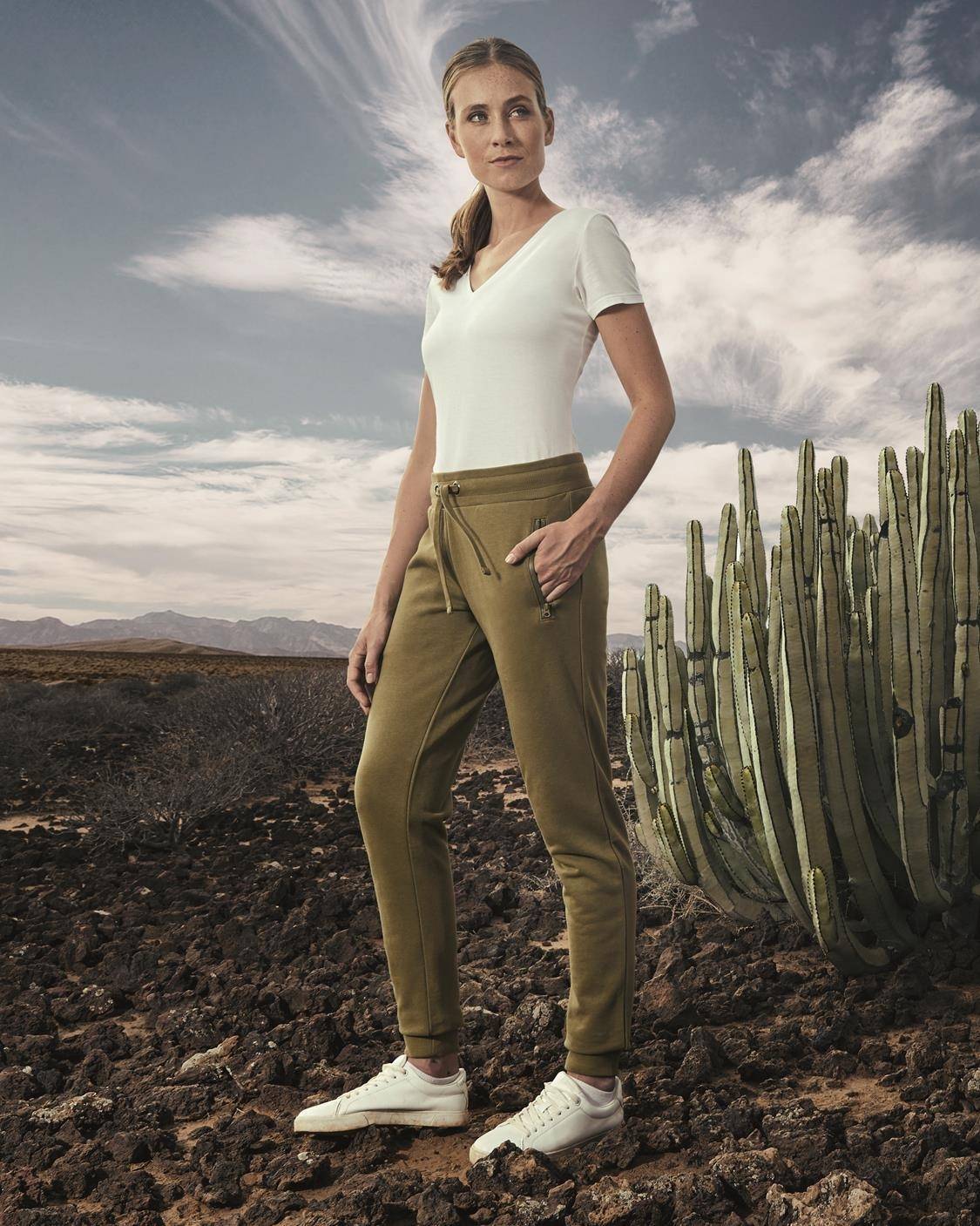 Spodnie dresowe damskie z zamykanymi kieszeniami w kolorze materiału