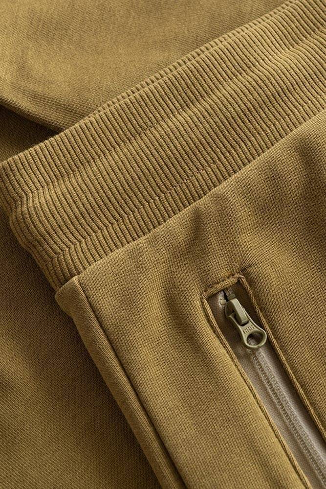 Spodnie dresowe damskie z zamykanymi kieszeniami w kolorze materiału