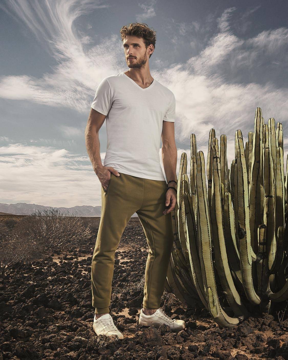 Spodnie dresowe męskie z zamykanymi kieszeniami w kolorze materiału