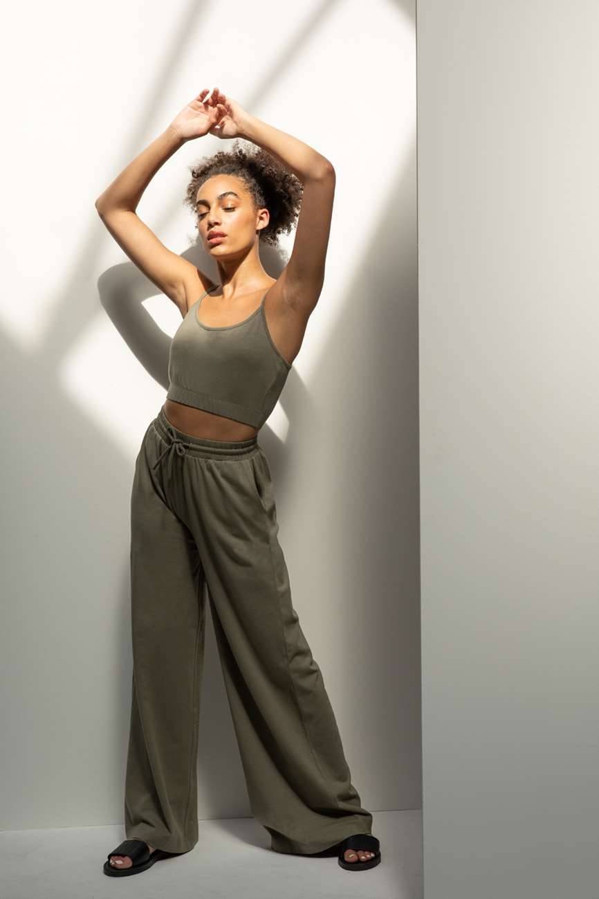 Spodnie dresowe w stylowym kroju typu dzwony, model damski