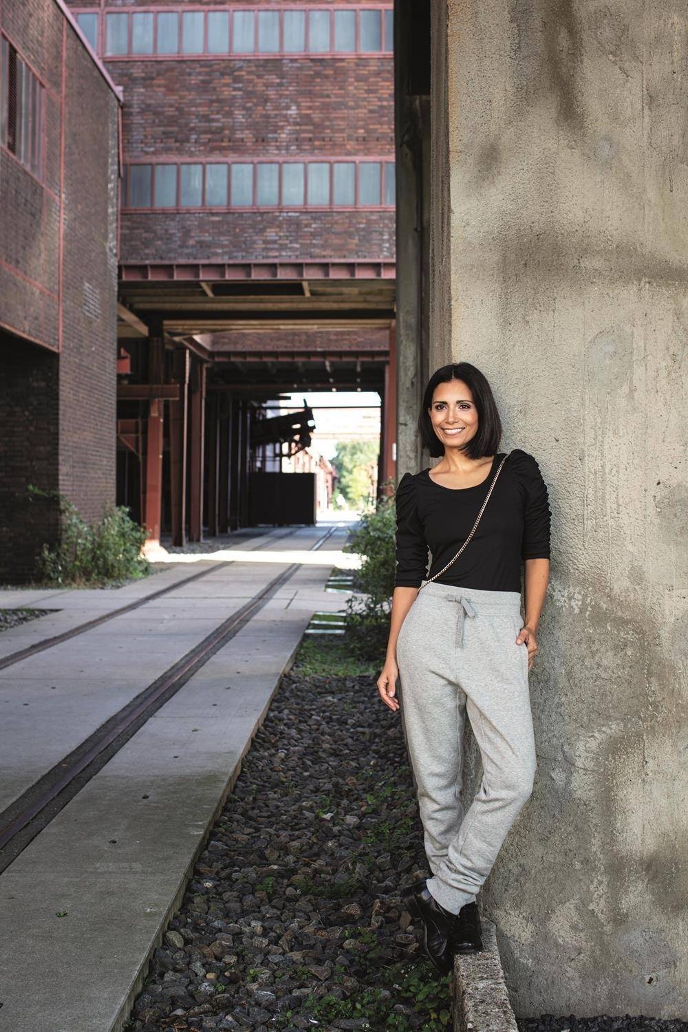 Spodnie sportowe damskie z głębokimi kieszeniami na zamek