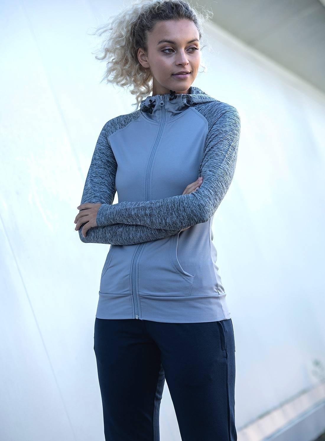 Sportowa bluza damska z kontrastowymi rękawami