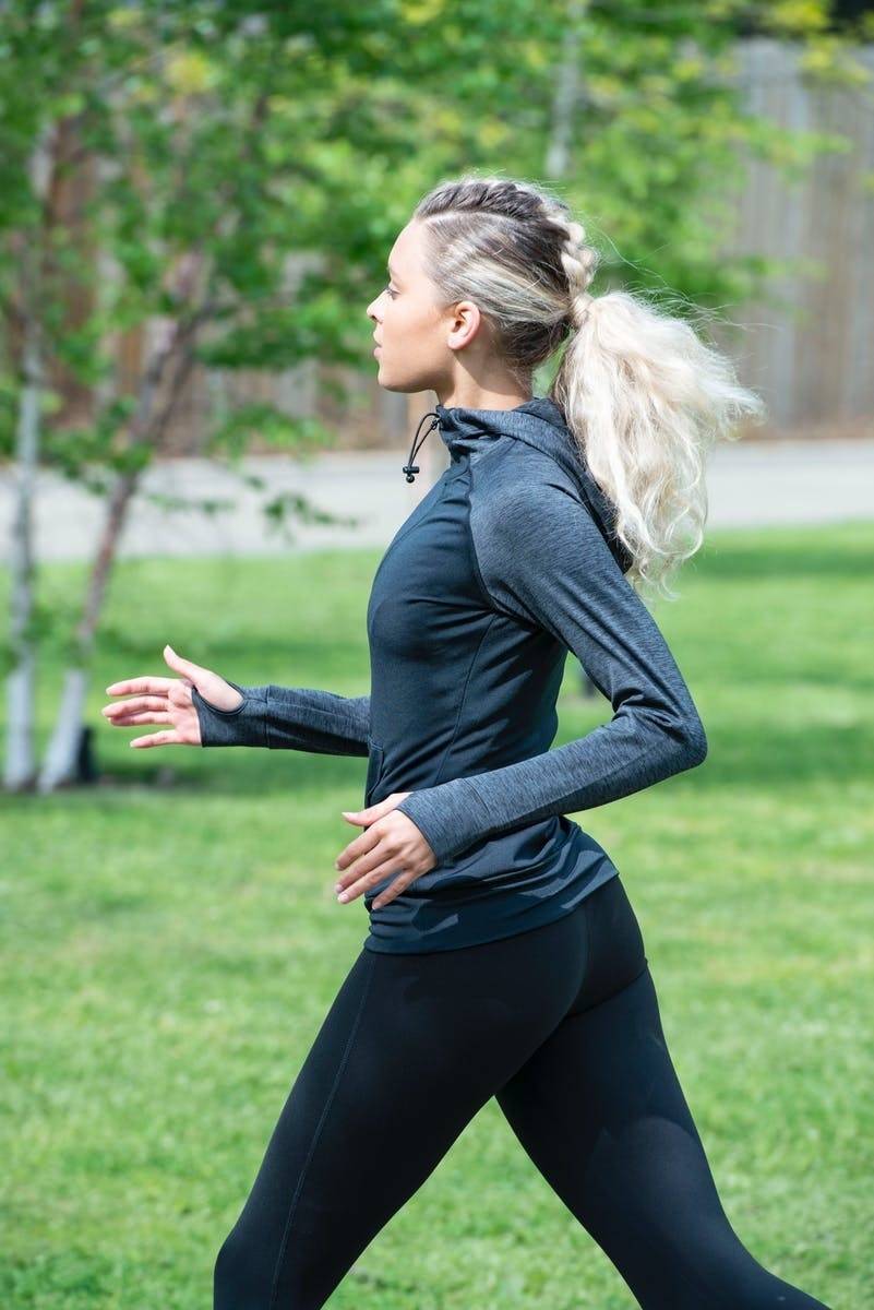 Sportowa bluza damska z kontrastowymi rękawami