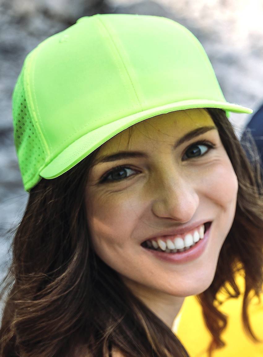 Sportowa czapka z efektowną perforacją na panelach