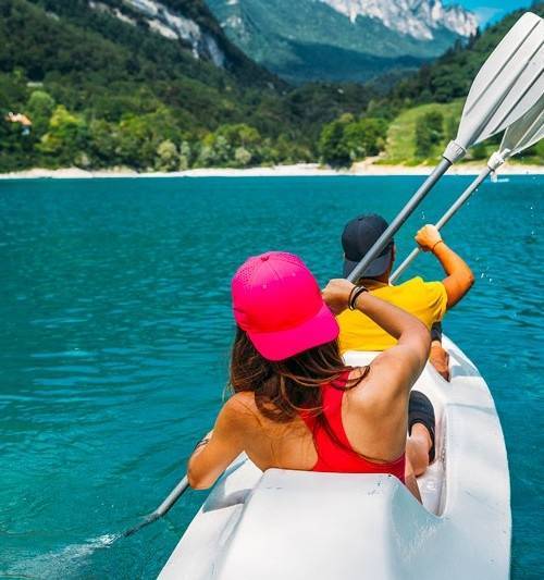 Sportowa czapka z efektowną perforacją na panelach