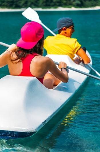 Sportowa czapka z efektowną perforacją na panelach