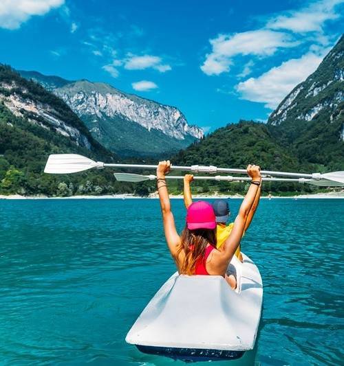 Sportowa czapka z efektowną perforacją na panelach