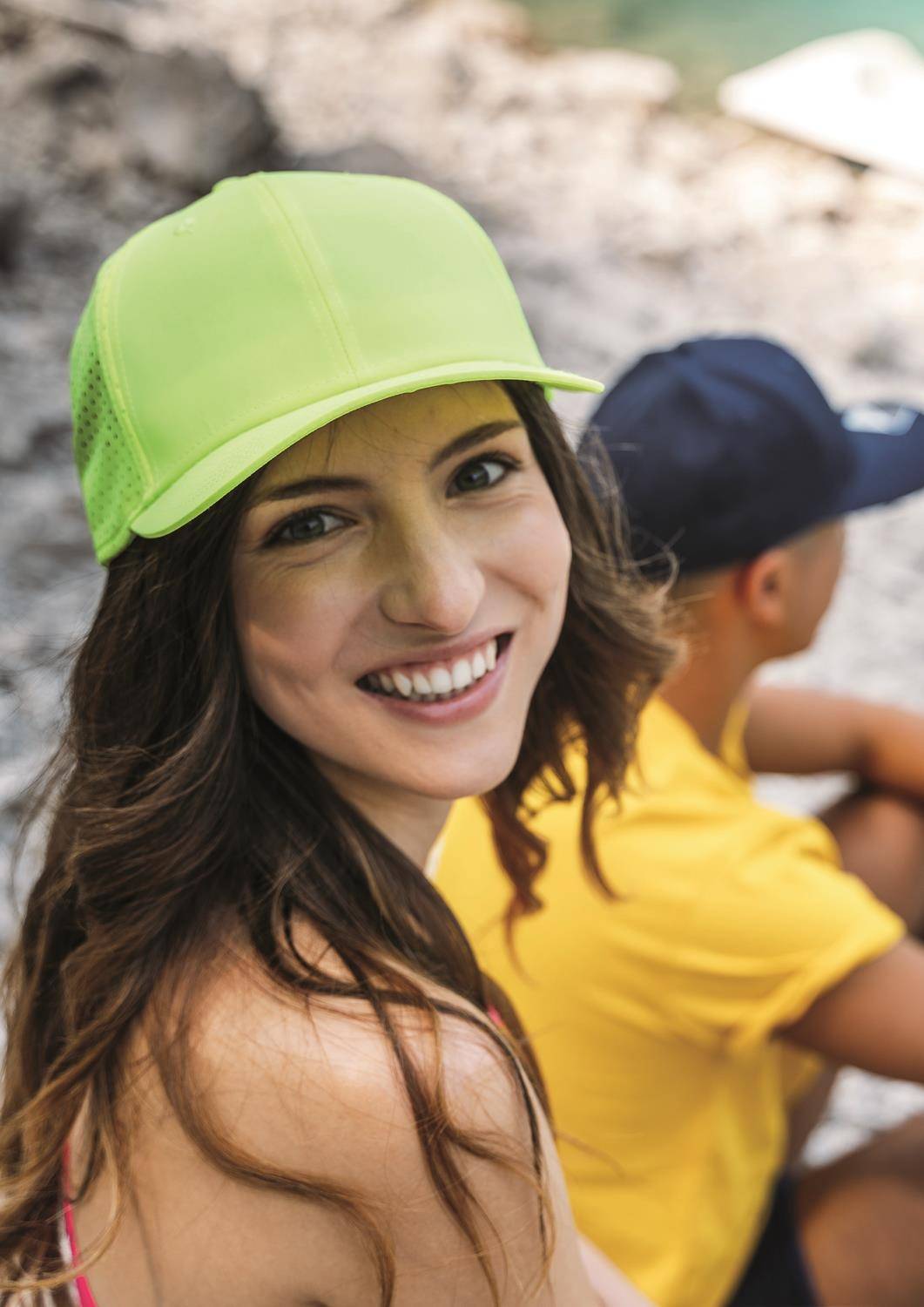 Sportowa czapka z efektowną perforacją na panelach