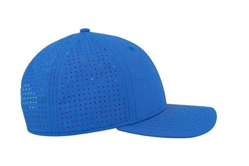 Sportowa czapka z efektowną perforacją na panelach