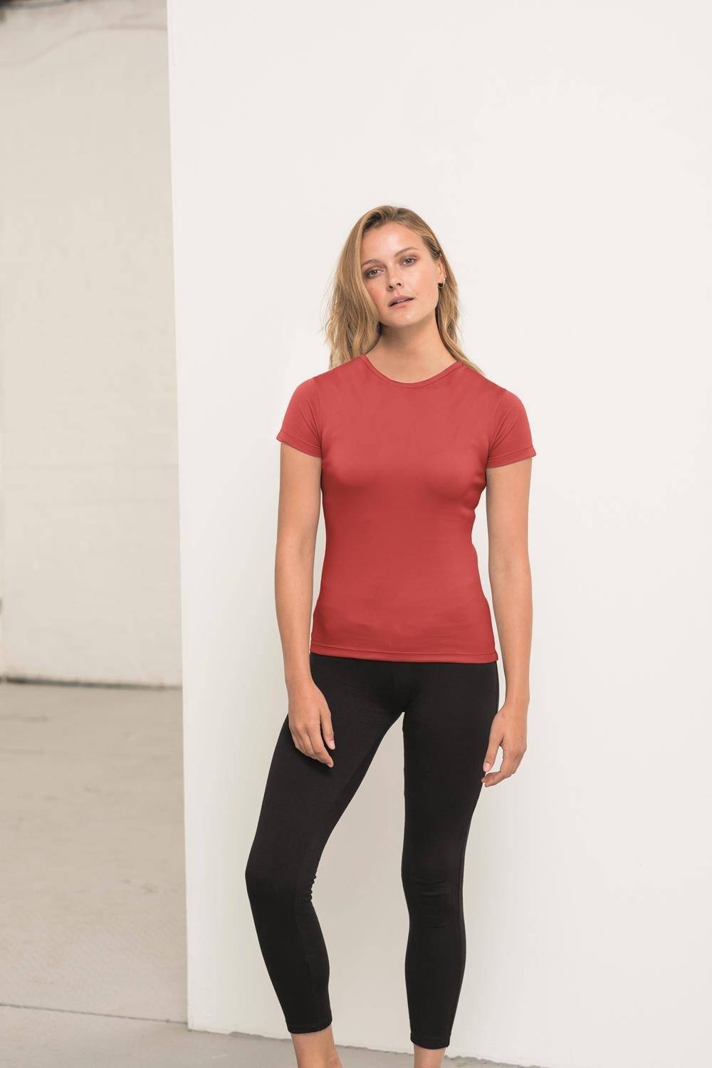 Sportowa koszulka damska z ekologicznego procesu produkcji