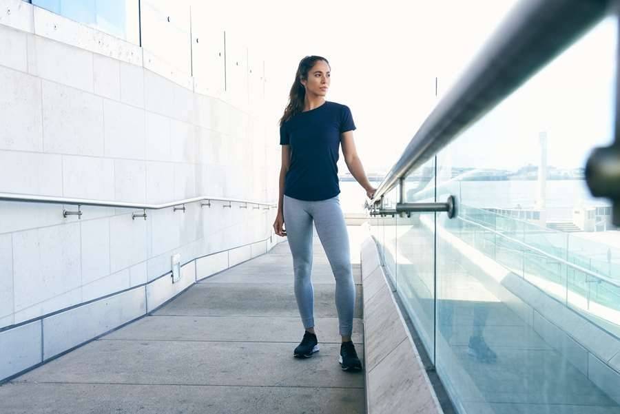 Sportowa koszulka damska z gładkiego, oddychającego materiału z recyklingu