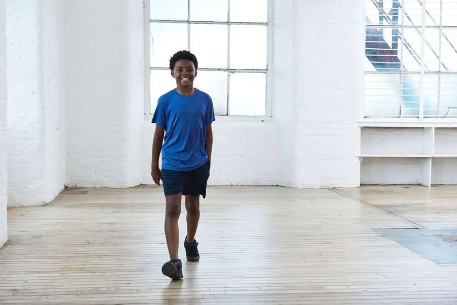 Sportowa koszulka dziecięca z gładkiego, oddychającego materiału z recyklingu