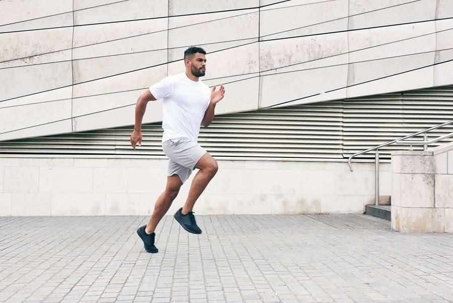 Sportowa koszulka męska z gładkiego, oddychającego materiału z recyklingu