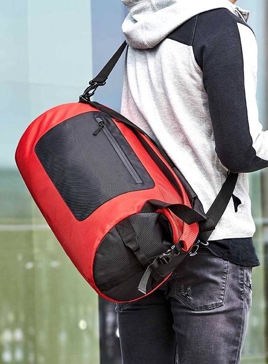 Sportowa torba z regulowanym uchwytem na ramię