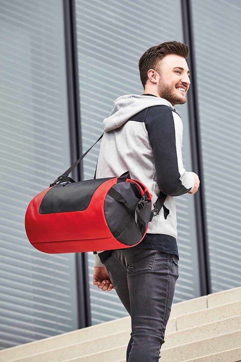 Sportowa torba z regulowanym uchwytem na ramię