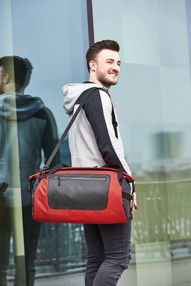 Sportowa torba z regulowanym uchwytem na ramię