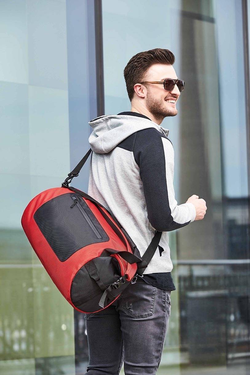 Sportowa torba z regulowanym uchwytem na ramię