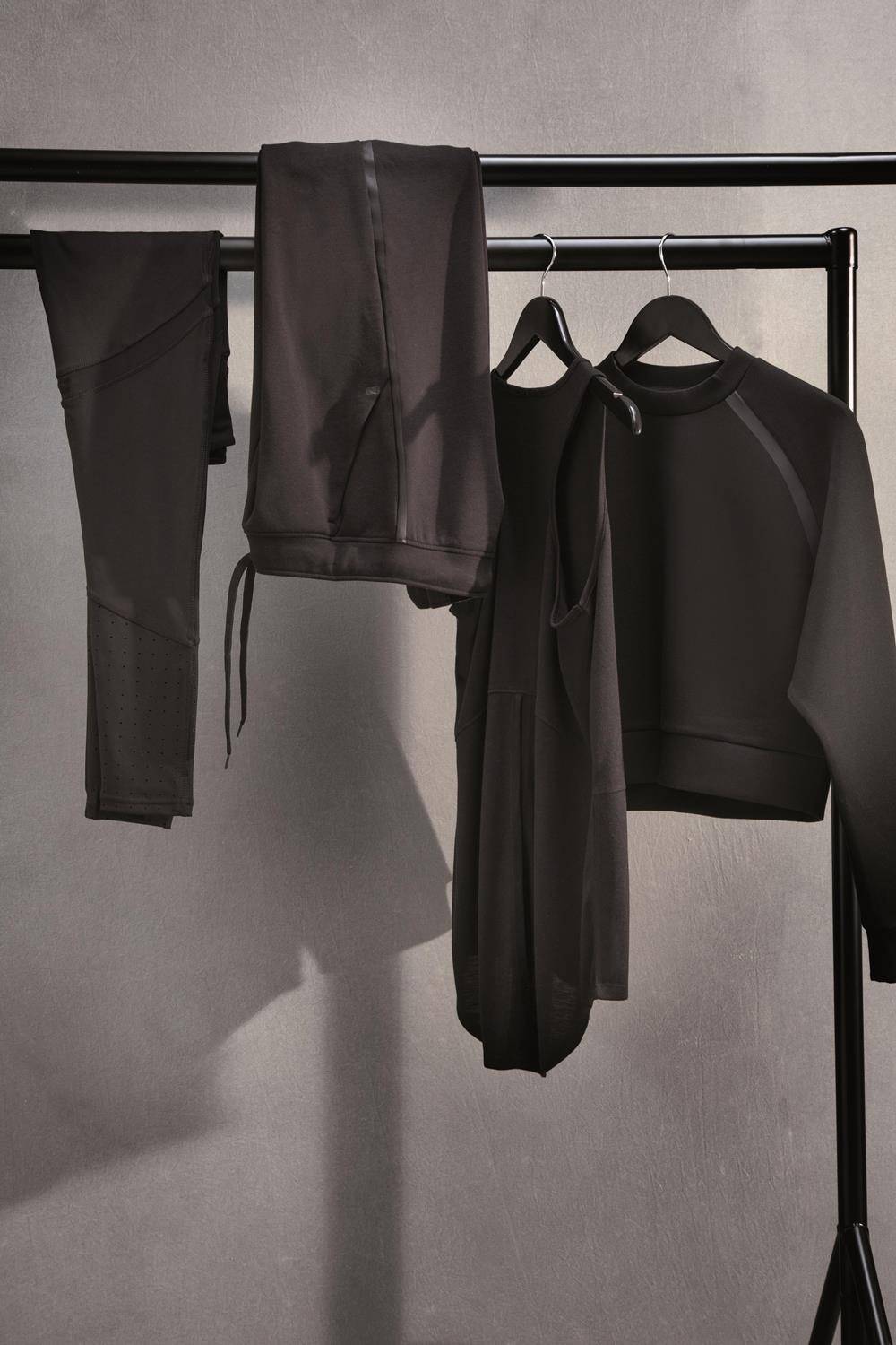 Sportowe leginsy damskie z ozdobnymi panelami z siatki i wycięciami