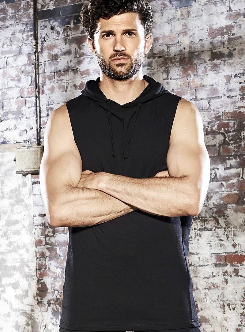 Sportowy bezrękawnik z kapturem z materiału odprowadzającego wilgoć