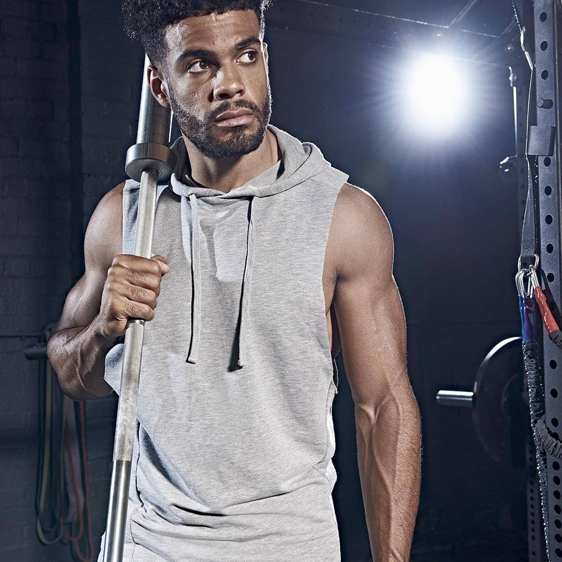 Sportowy bezrękawnik z kapturem z materiału odprowadzającego wilgoć