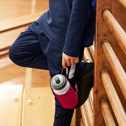 Sportowy bidon z uchwytem i zapięciem Quadra