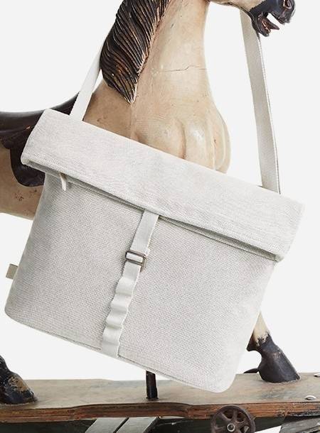 Stylowa torba na ramię z opadającą komorą zamykaną klamrą