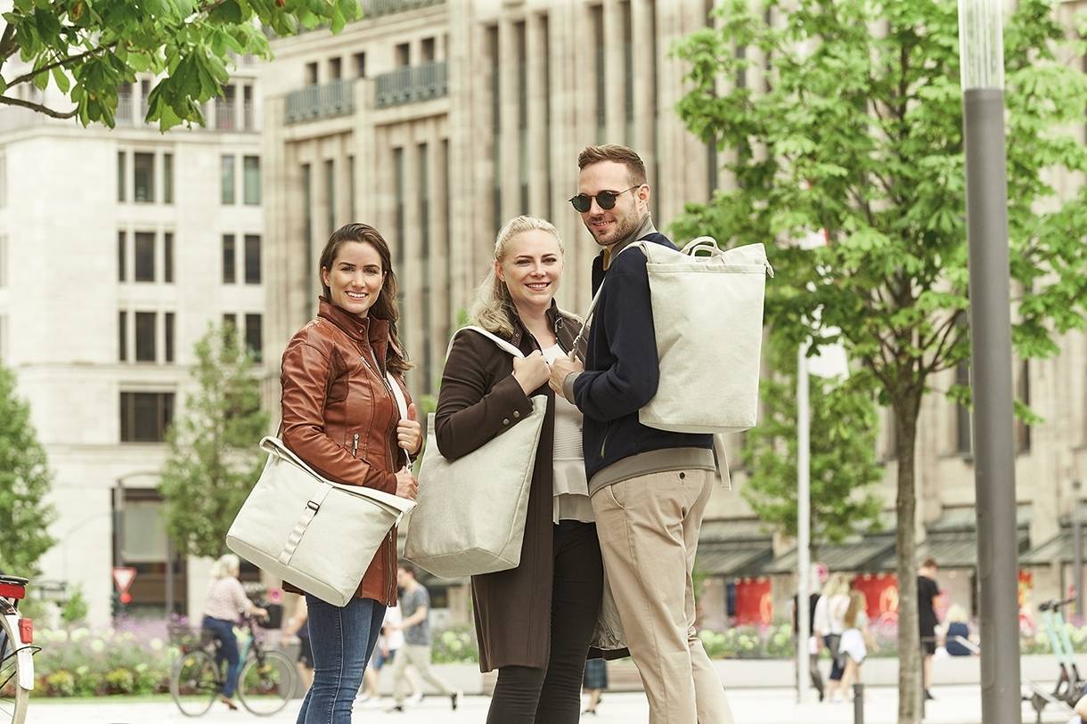 Stylowa torba na ramię z opadającą komorą zamykaną klamrą