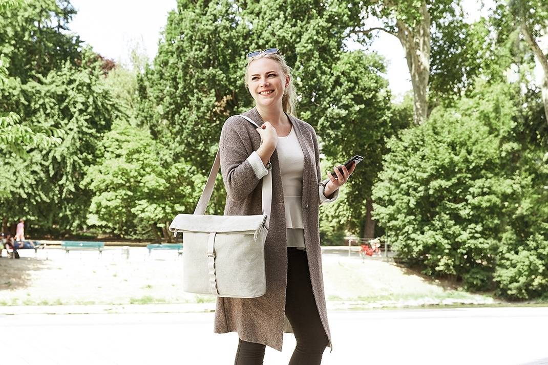 Stylowa torba na ramię z opadającą komorą zamykaną klamrą