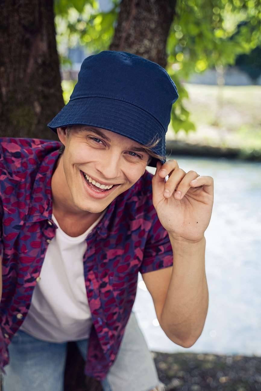 Stylowy kapelusz z oczkami wentylacyjnymi