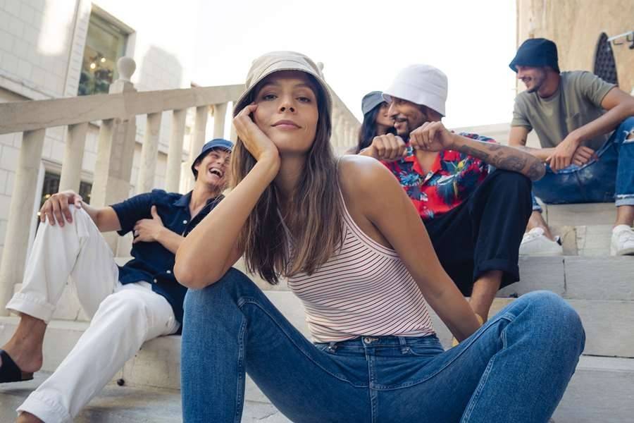 Stylowy kapelusz z oczkami wentylacyjnymi