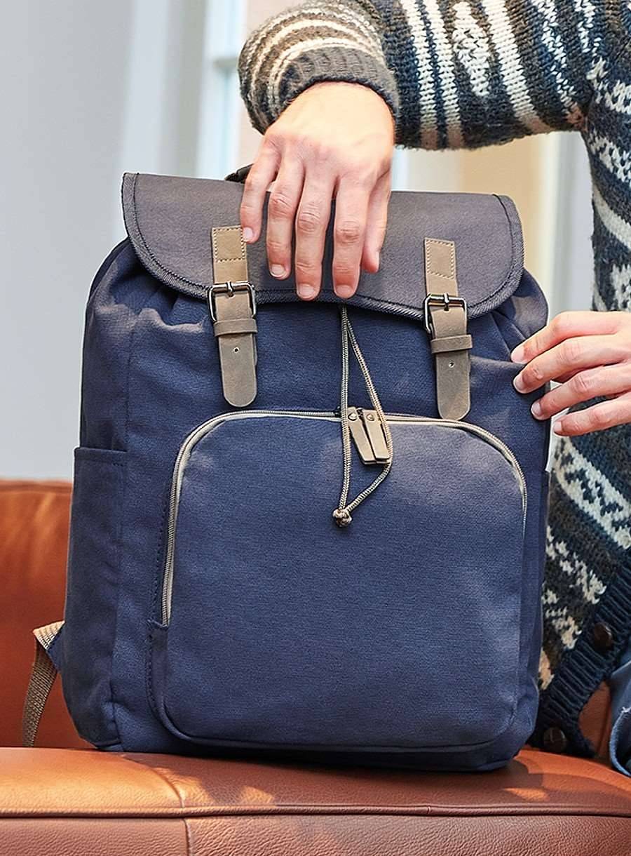 Stylowy plecak posiadający magnetyczne zapięcie