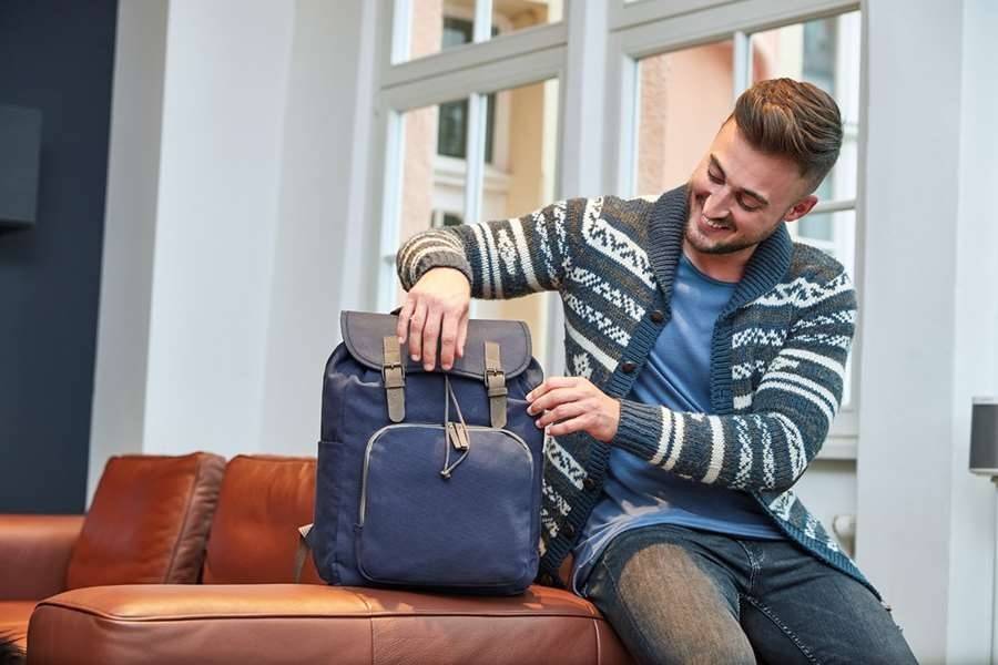 Stylowy plecak posiadający magnetyczne zapięcie