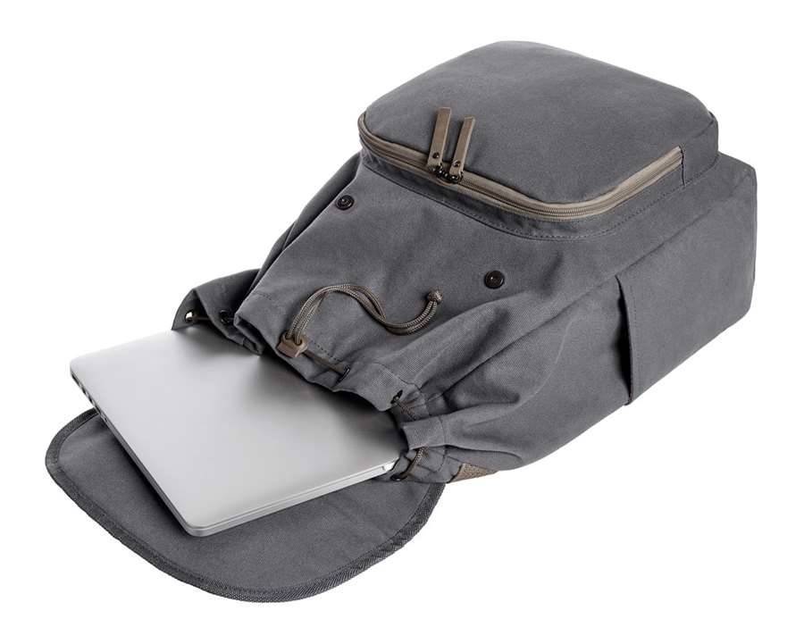 Stylowy plecak posiadający magnetyczne zapięcie