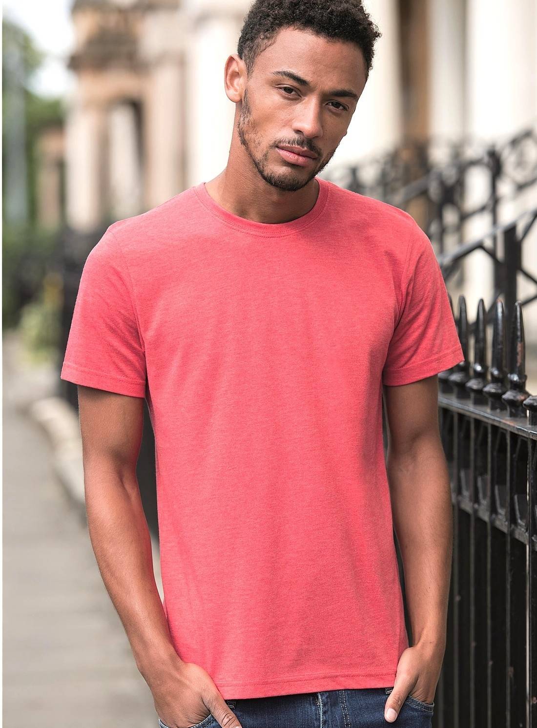 Stylowy t-shirt o delikatnej melanżowej strukturze