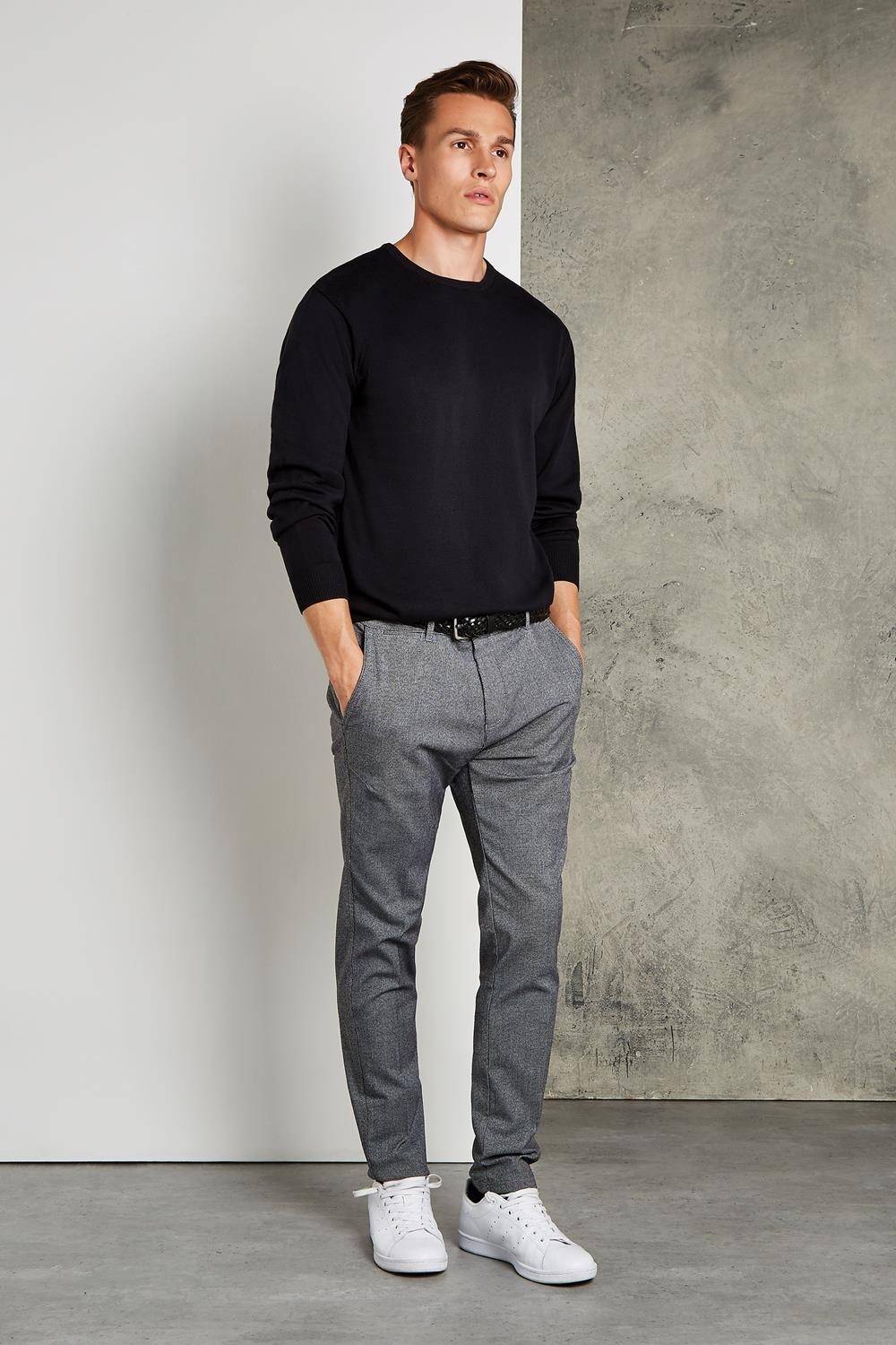 Sweter męski z dekoracyjnym obszyciem dekoltu