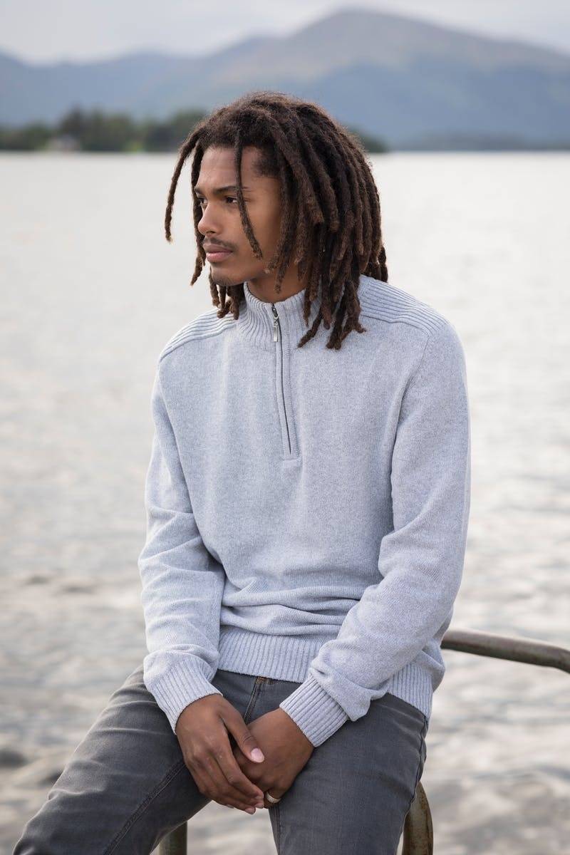 Sweter męski z prążkowanym wykończeniem i krótkim zamkiem