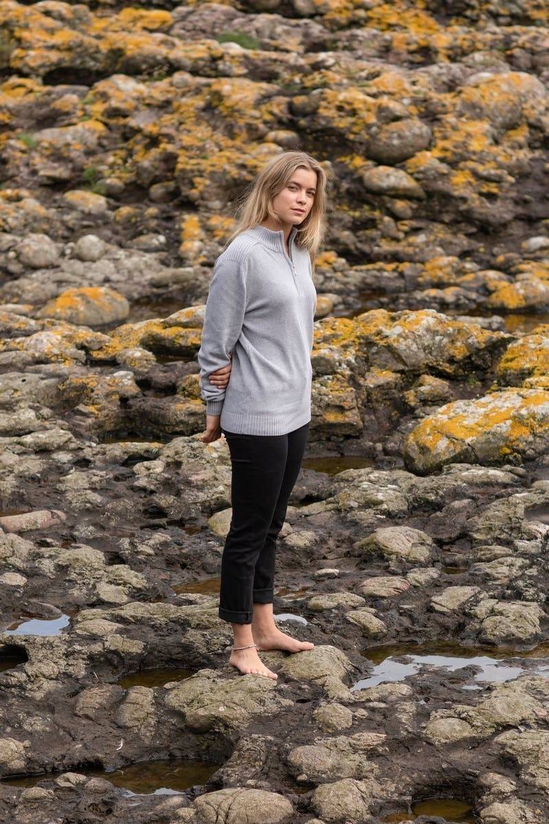 Sweter męski z prążkowanym wykończeniem i krótkim zamkiem