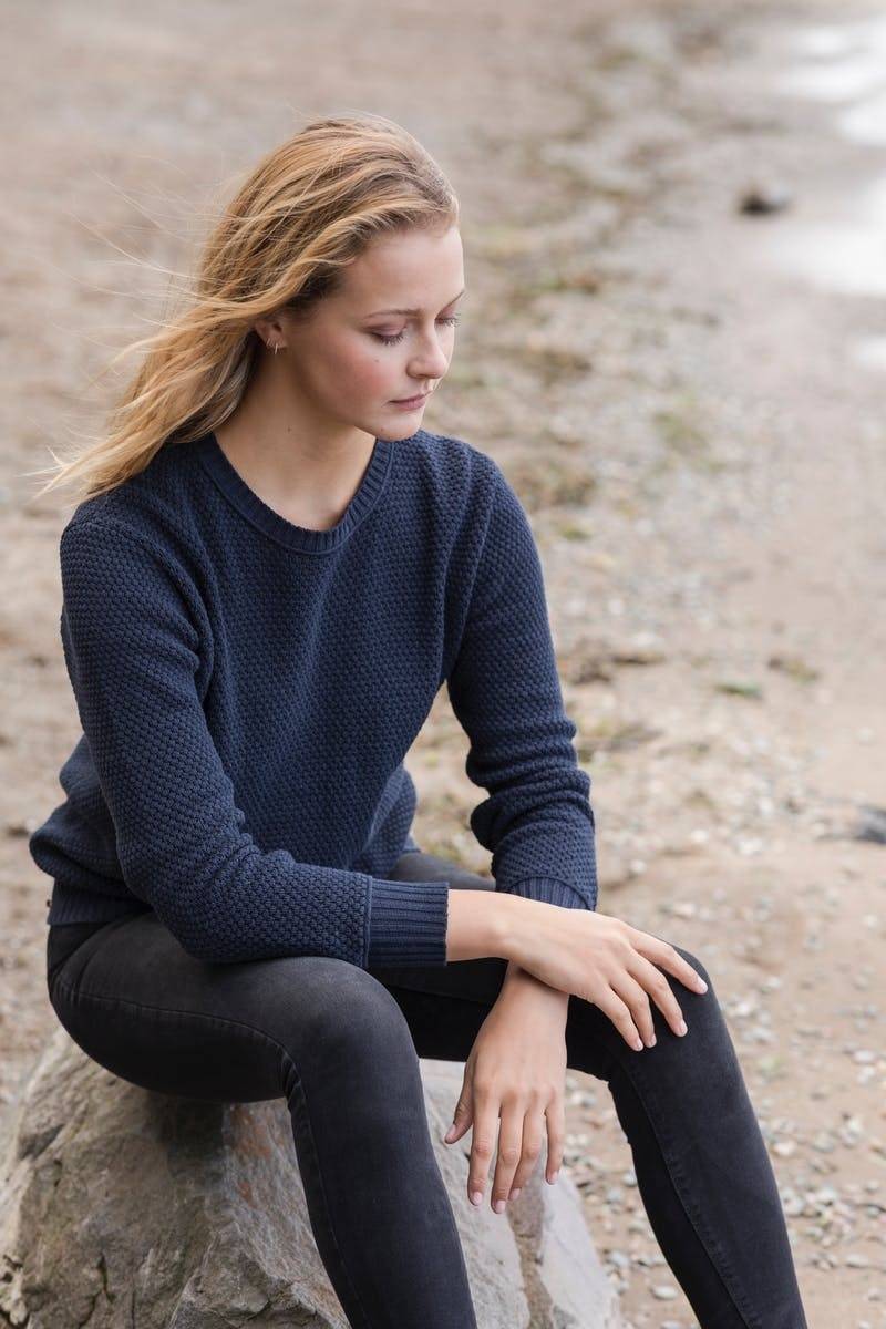 Sweter o modnej strukturze materiału z okrągłym dekoltem