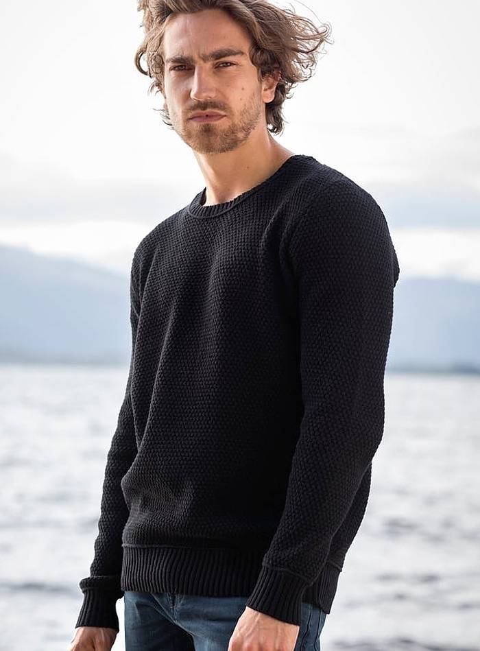 Sweter o modnej strukturze materiału z okrągłym dekoltem