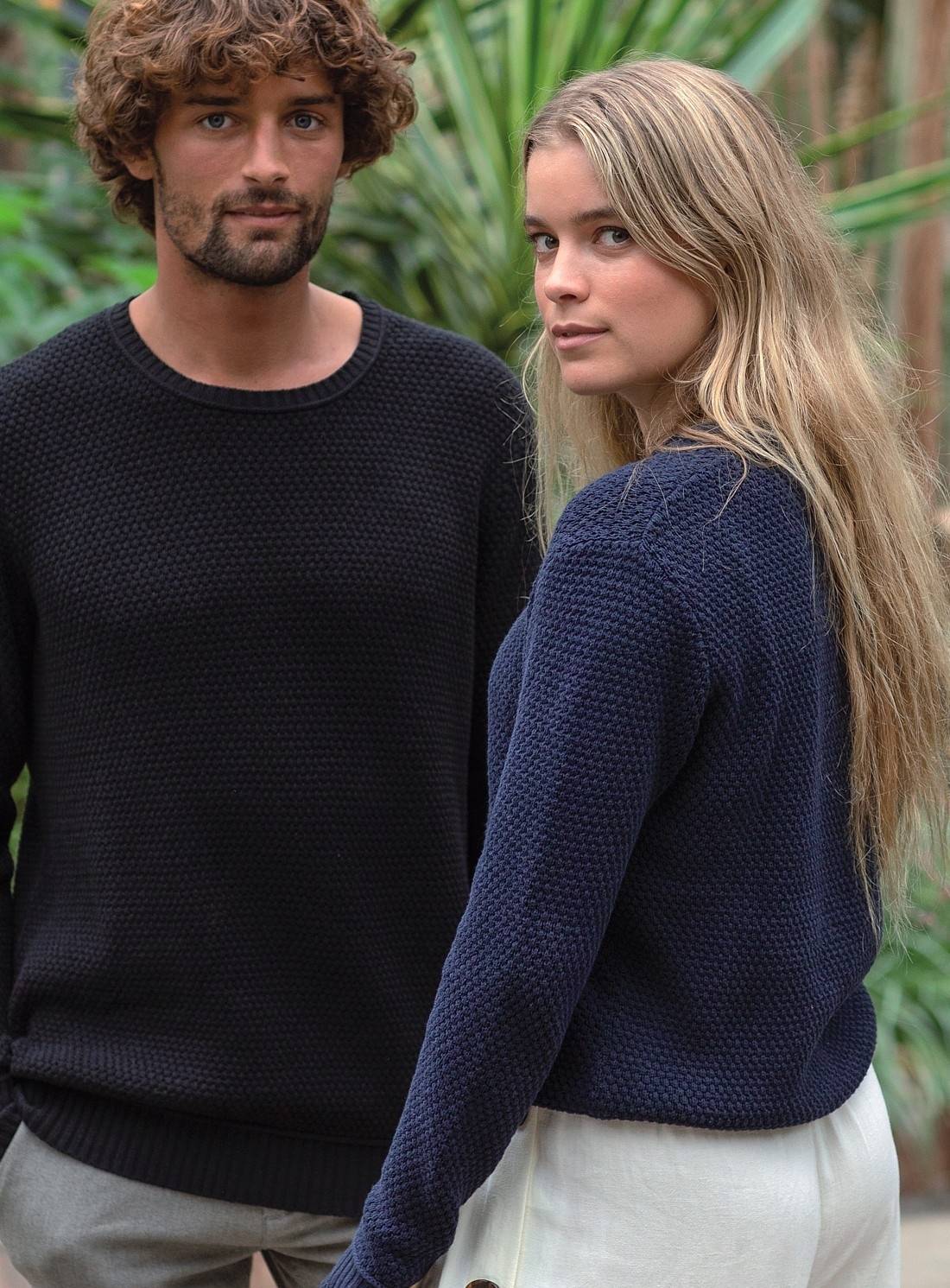 Sweter o modnej strukturze materiału z okrągłym dekoltem