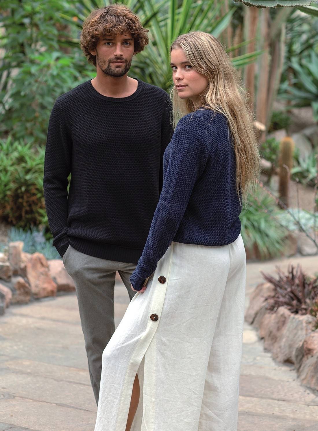 Sweter o modnej strukturze materiału z okrągłym dekoltem