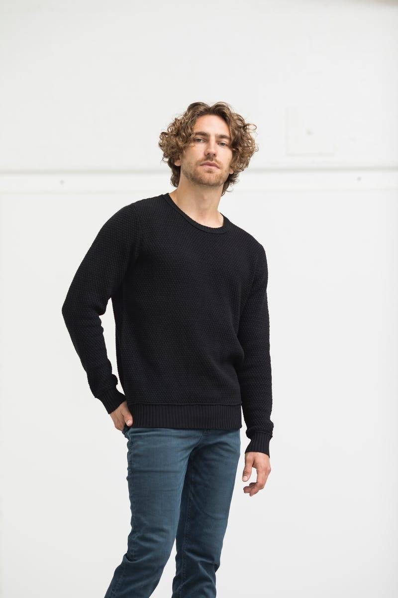 Sweter o modnej strukturze materiału z okrągłym dekoltem